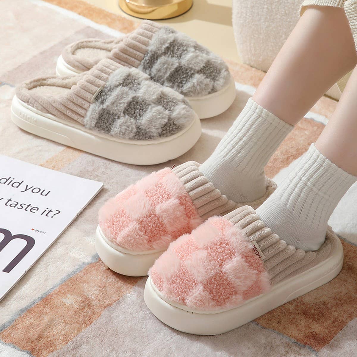 Checkered Fuzzy Warm Slippers – Cozy & Stylish_CWSHS0270