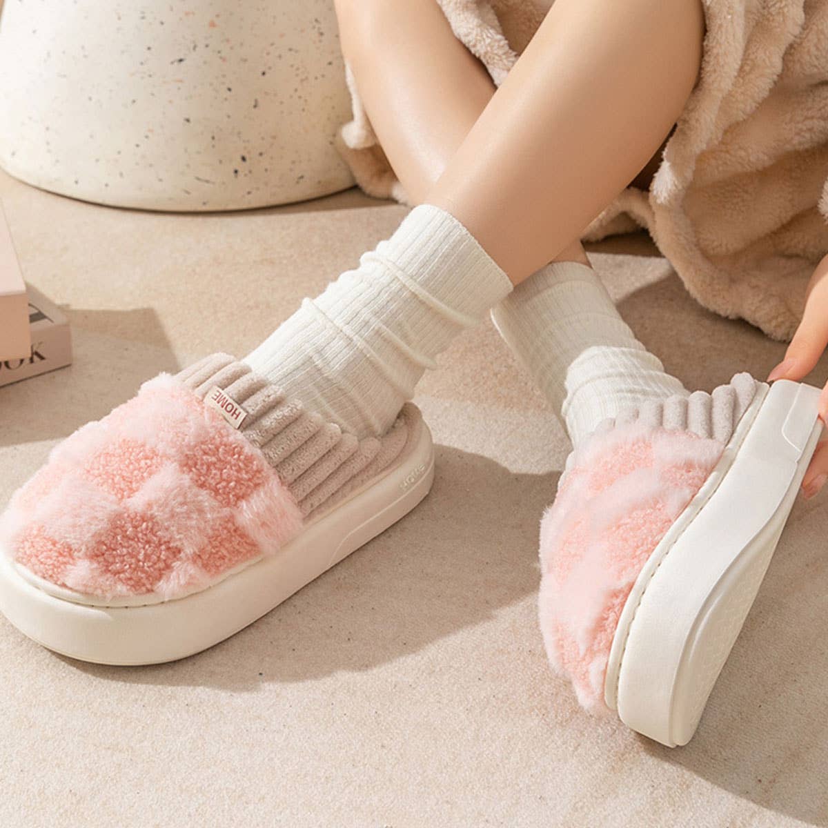 Checkered Fuzzy Warm Slippers – Cozy & Stylish_CWSHS0270