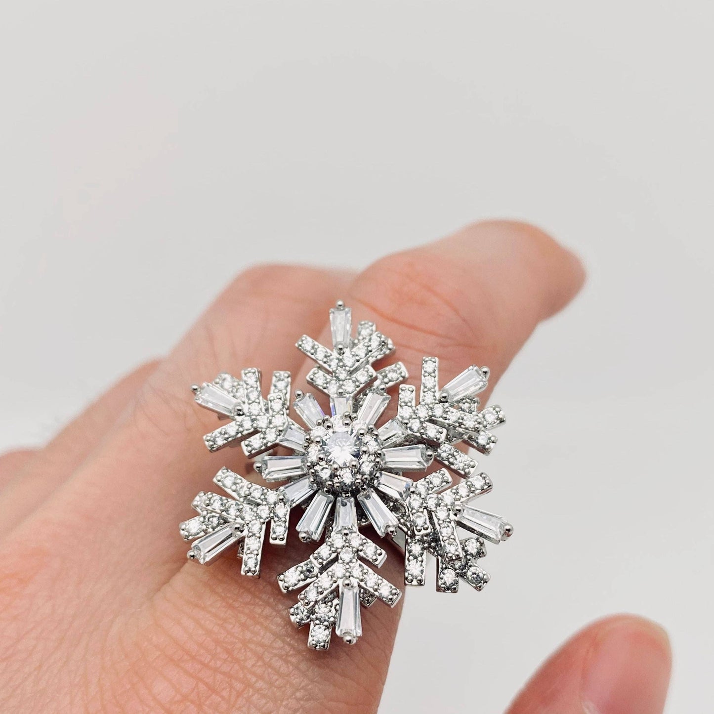 Cubic Zirconia Inlaid Revolving Snowflake Ring